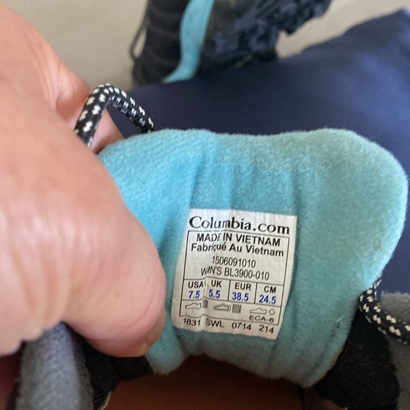 Columbia woman’s hiking shoe. 7.5 - Picture 6 of 6